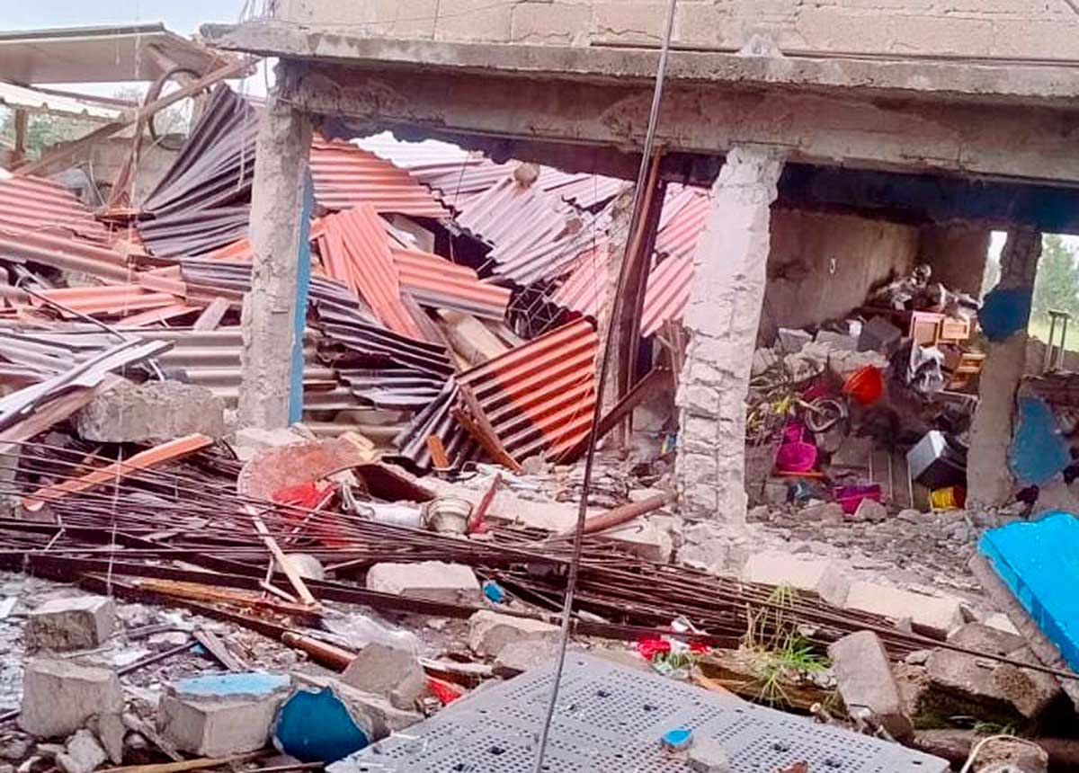 Protección Civil y Bomberos atendiendo una explosión ocurrida en Toluca por el mal almacenamiento de pólvora.