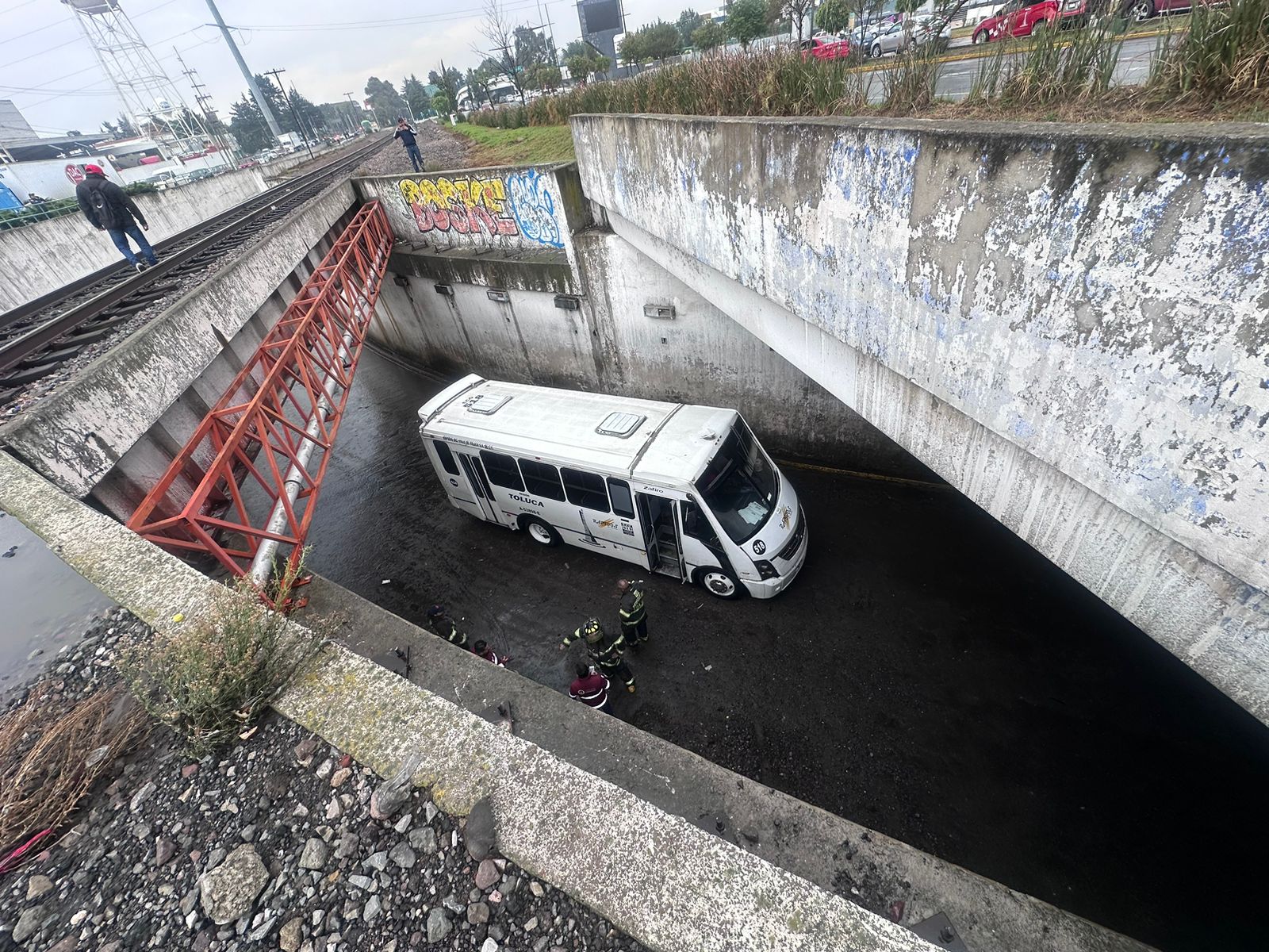 Autobús de pasajeros en Toluca se queda atorado