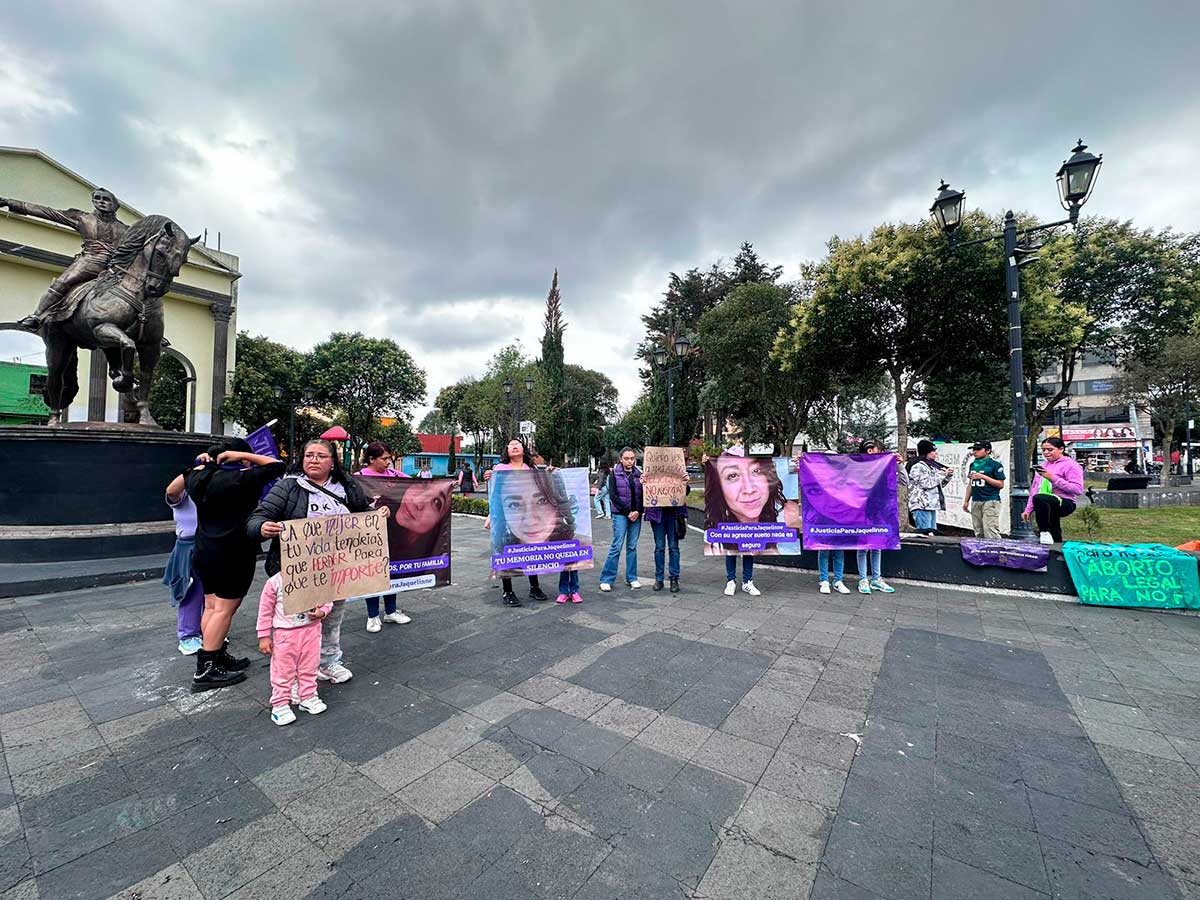 Un grupo de familiares y amigos de Jaqueline Arzate exigen justicia para esclarecer su feminicidio y detener a su presunto asesino.