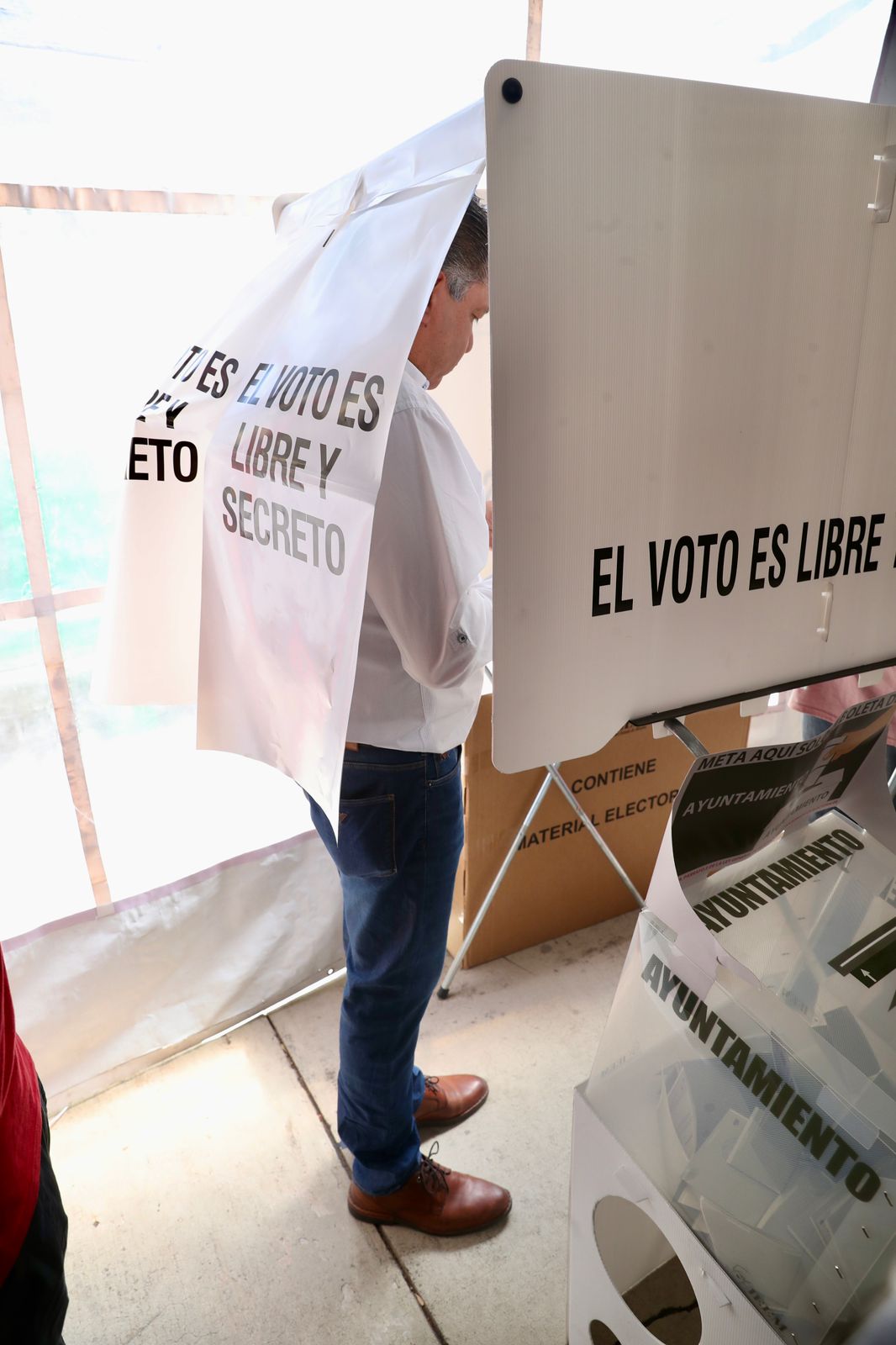 Ricardo Moreno ejerciendo su voto en Toluca