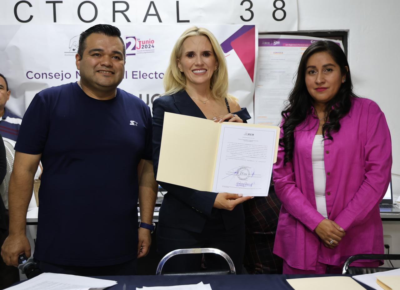 Entrega de constancia de mayoría a Romina Contreras en Huixquilucan