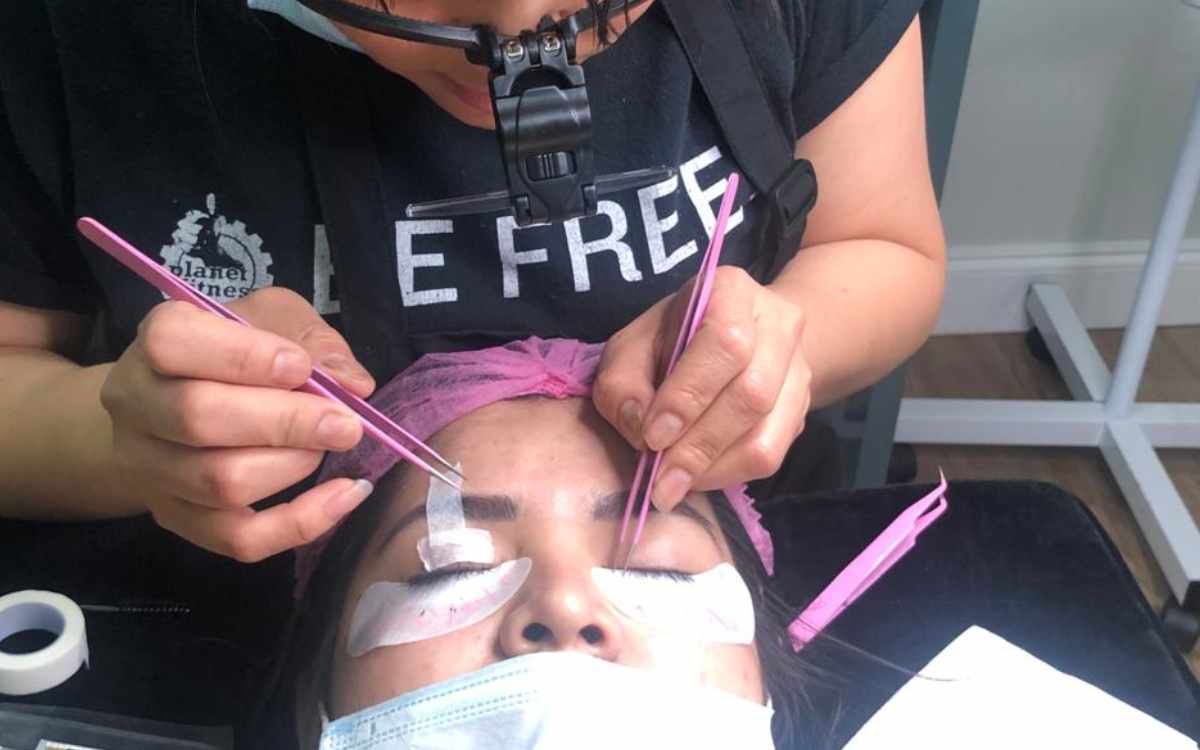 Abren curso avanzado de extensión de pestañas en Zinacantepec