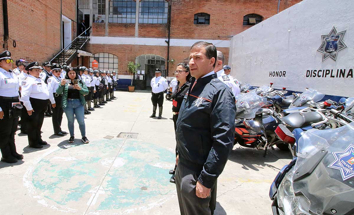 presidente de Toluca realiza pase de lista a policías