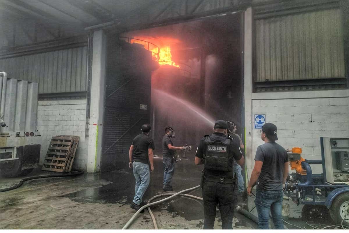 Se incendia fábrica de lubricantes en Lerma