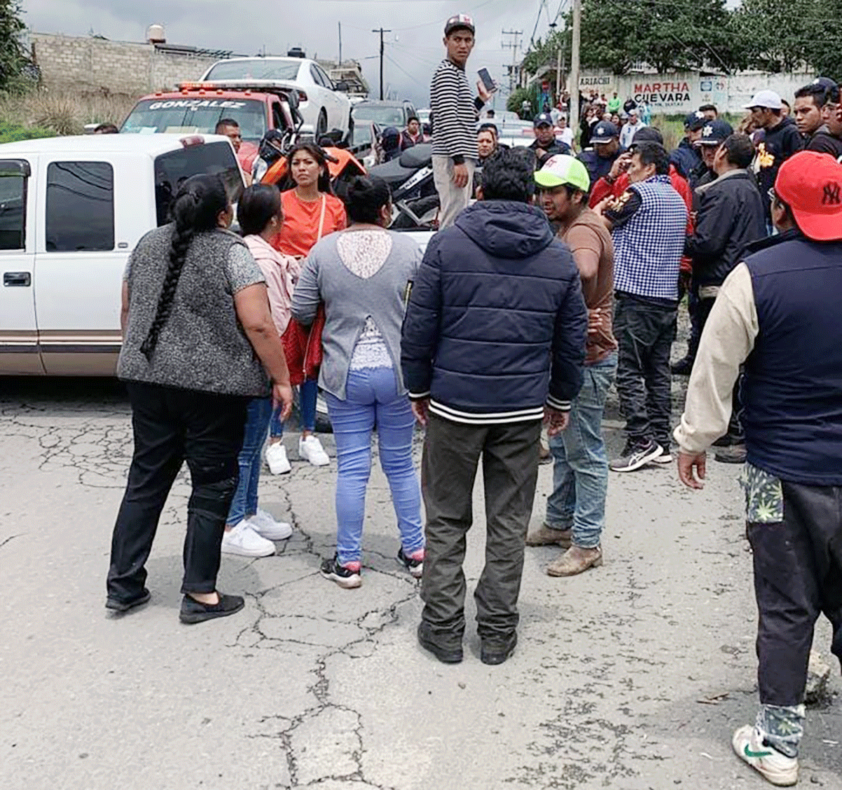 Policías estatales y de investigación se exceden con jóvenes y huyen porque los iban a linchar