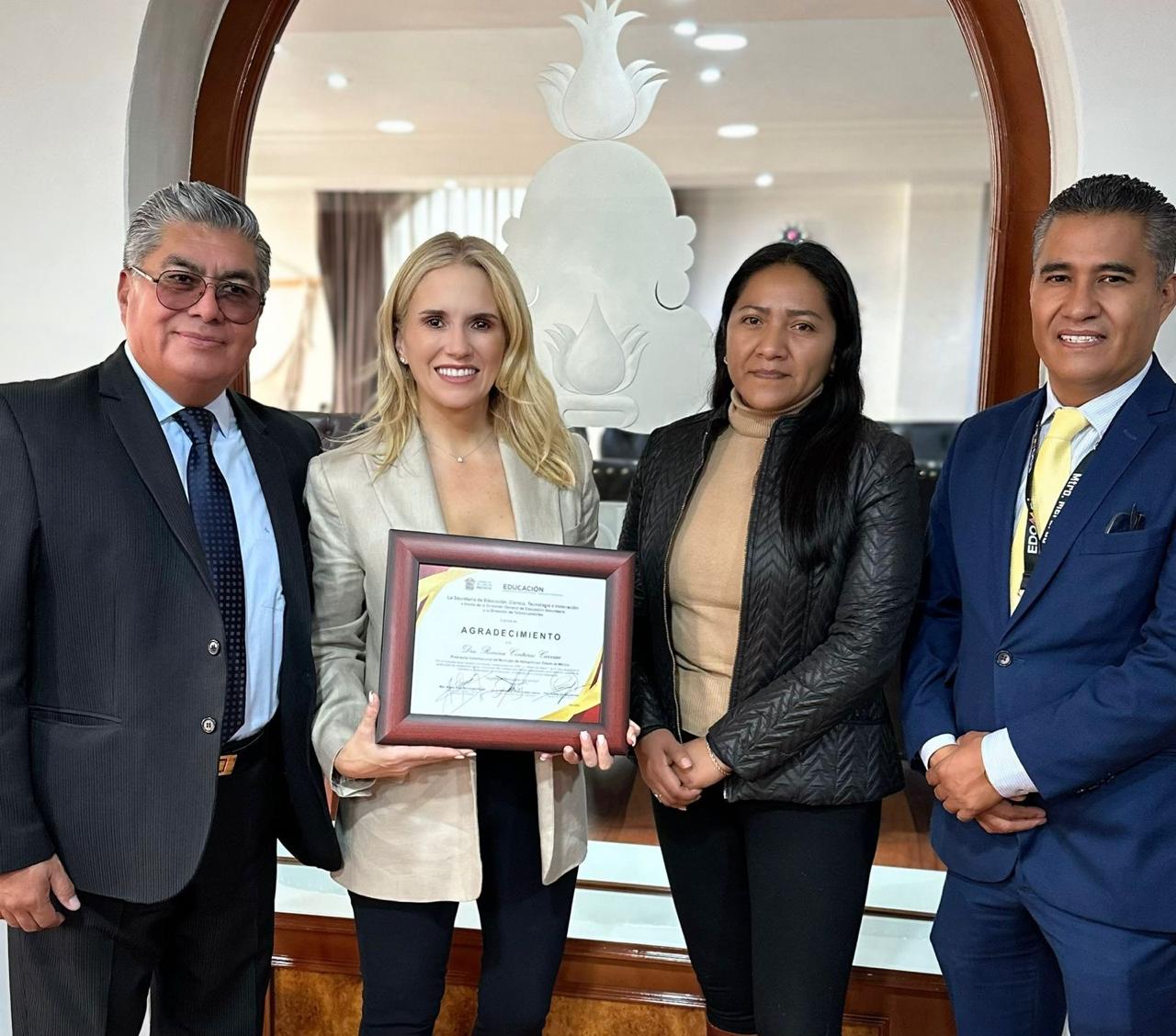 Reconocen a Romina Contreras, alcaldesa de Huixquilucan por apoyo a la educación.