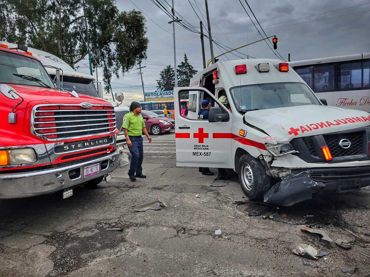 Accidente vial en Toluca entre tráiler y ambulancia de la cruz roja