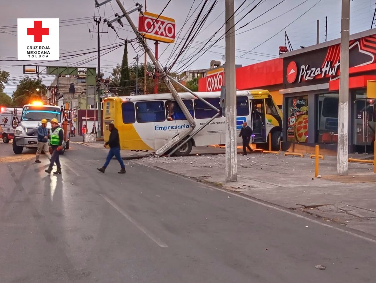 Autobús choca contra oxxo en Toluca 2024
