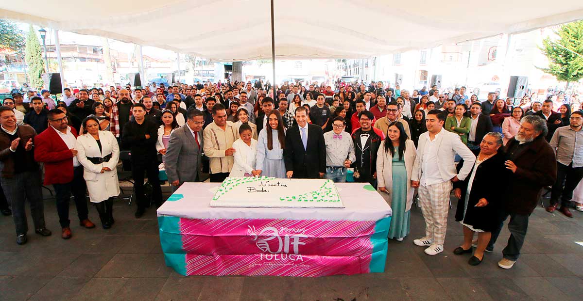 ¡Rompiendo récord! DIF Toluca organiza unión de 98 parejas