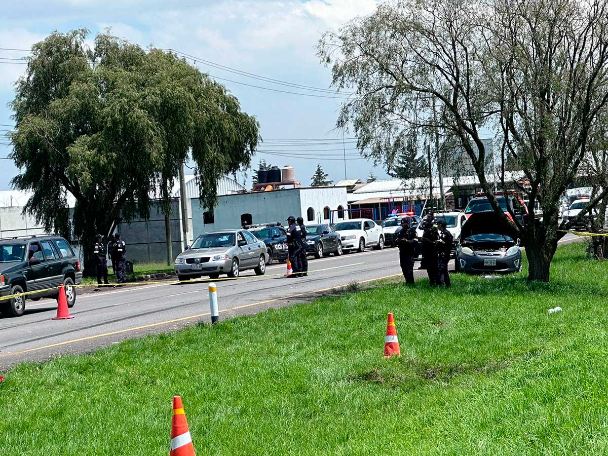 Servicios de emergencia en la carretera Toluca - Atlacomulco donde un camión de carga provocó un fuerte accidente y la pérdida de una vida.