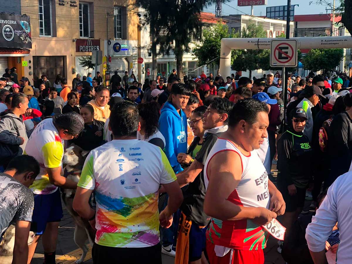 Personas participantes de un evento deportivo en Zinacantepec