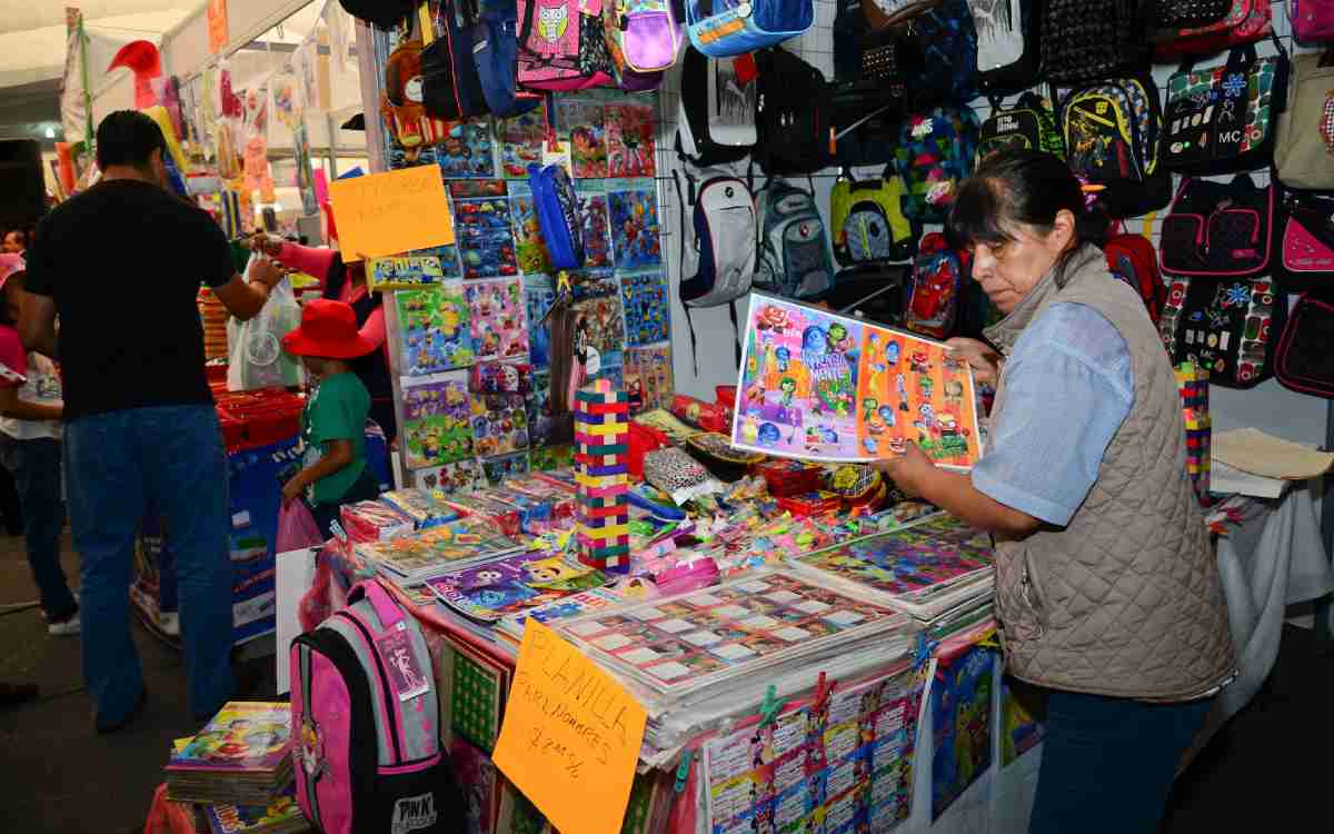 ultimo dia de la feria d eutiles escolares en san mateo atenco