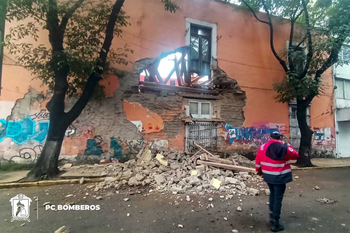 Colapsa fachada de una casa antigua en el centro de Toluca