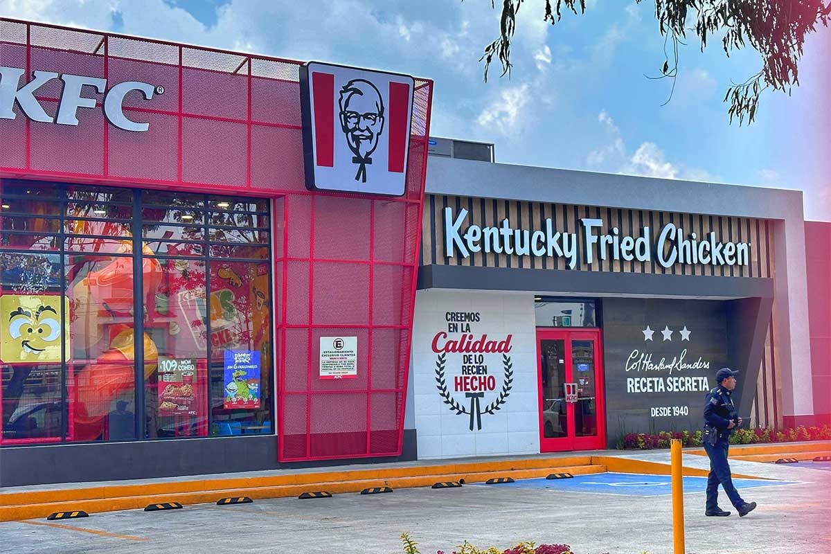 Disparan contra mujer dentro del KFC de Plaza Santín Toluca