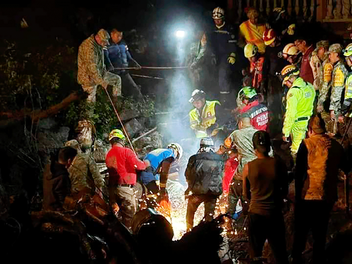 Apoya Cruz Roja Mexicana rescate de víctimas por deslave en Jilotzingo