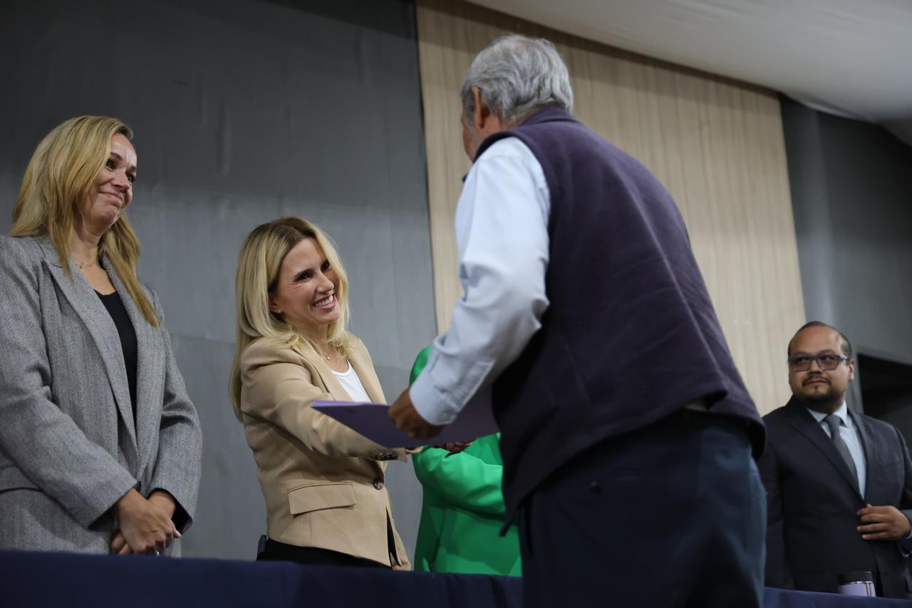Entregan documentos en Huixquilucan