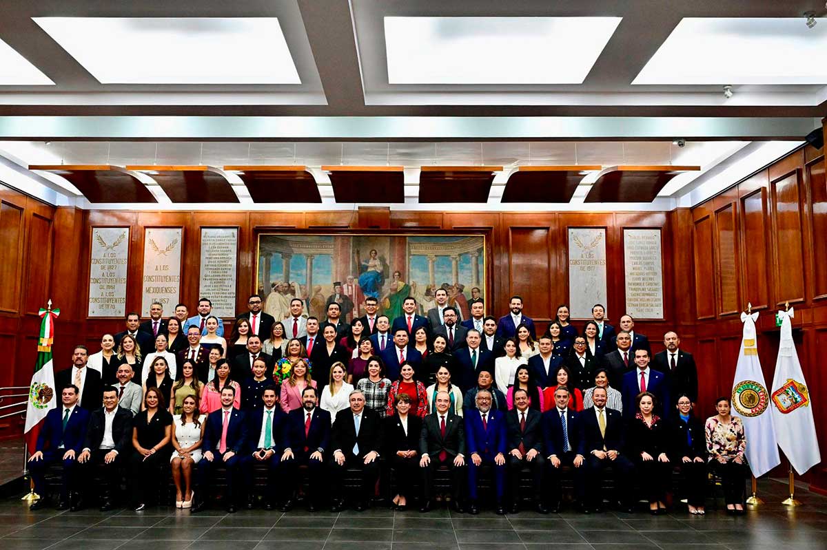 Gobernadora Delfina Gómez Álvarez asiste a la apertura del primer periodo ordinario de sesiones de la LXII Legislatura
