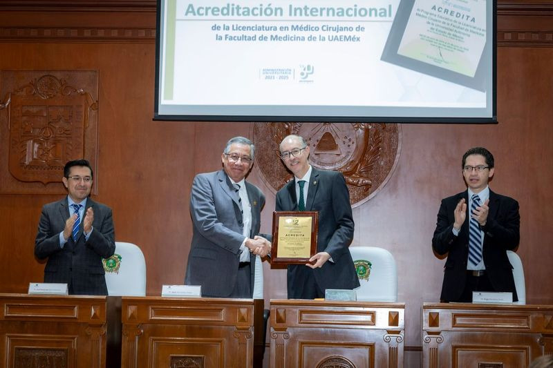 Licenciatura de Médico Cirujano de UAEMex recibe reconocmiento 2024.