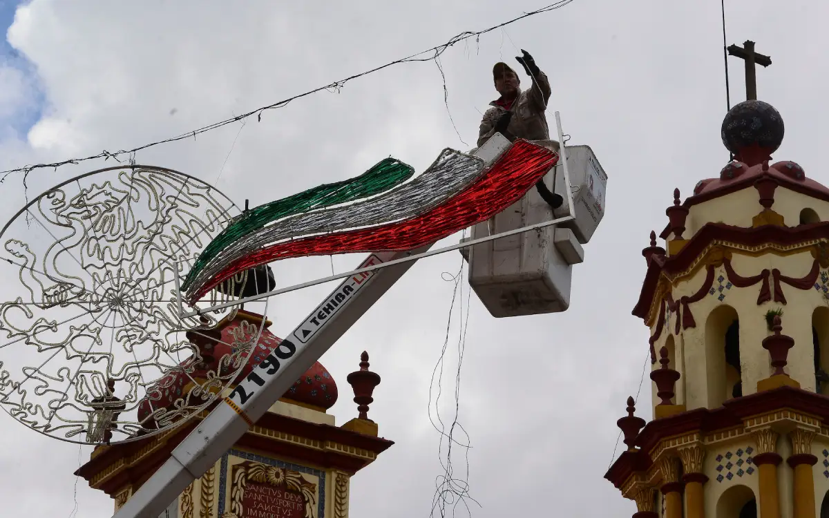 colocan adornos tricolor en centro toluca
