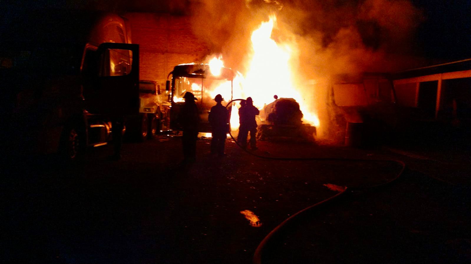 Bomberos de Toluca sofocan incendio en colonia El Seminario