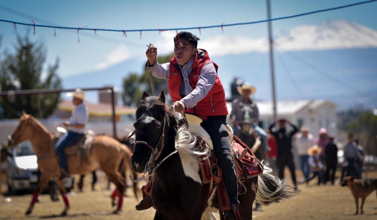 Asiste a la cabalgata en Almoloya de Juárez