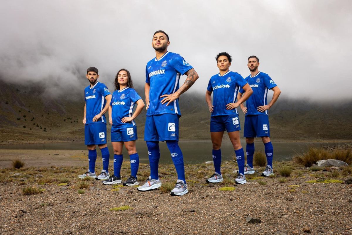 Deportivo Toluca presenta uniforme azul 2024