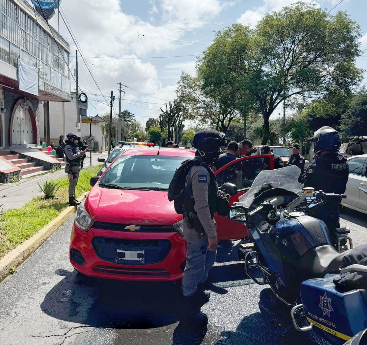 Robo a automóvil en Toluca, detienen a persona