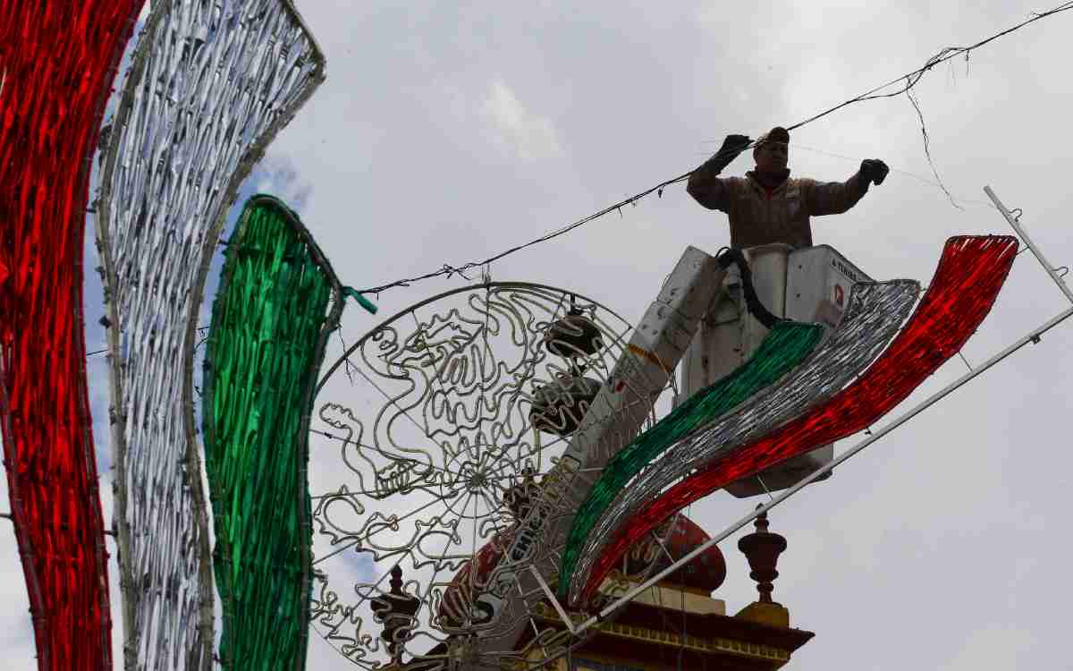 ¡Ya comenzaron a colocarse los adornos patrios en Toluca!