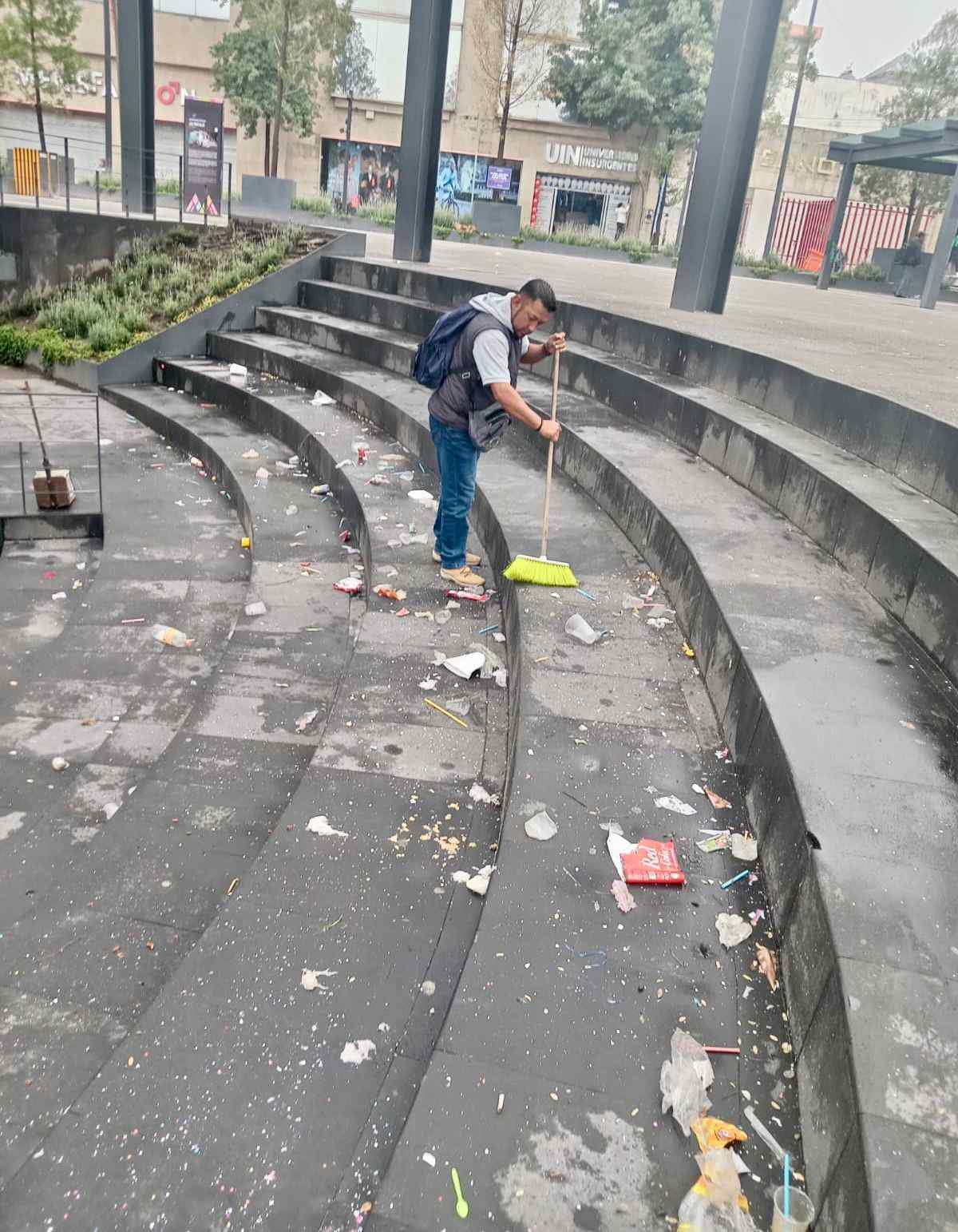 Tras festejos patrios, retiran toneladas de basura en Toluca