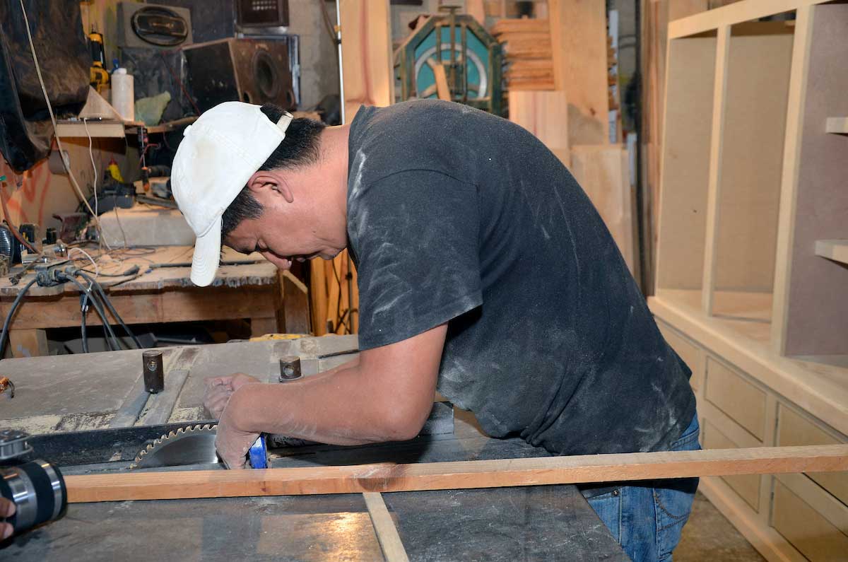 Carpintero del Programa de Apoyo al Autoempleo del Bienestar.