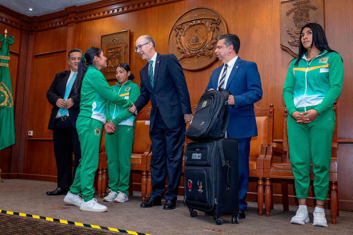 Atletas de la UAEMéx durante abanderamiento.