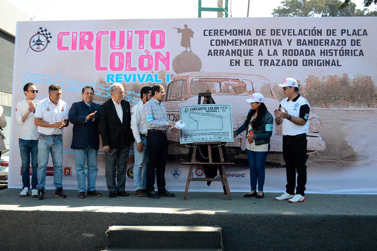 El alcalde de Toluca develando placa de evento de autos clásicos Circuito Colón Revival.