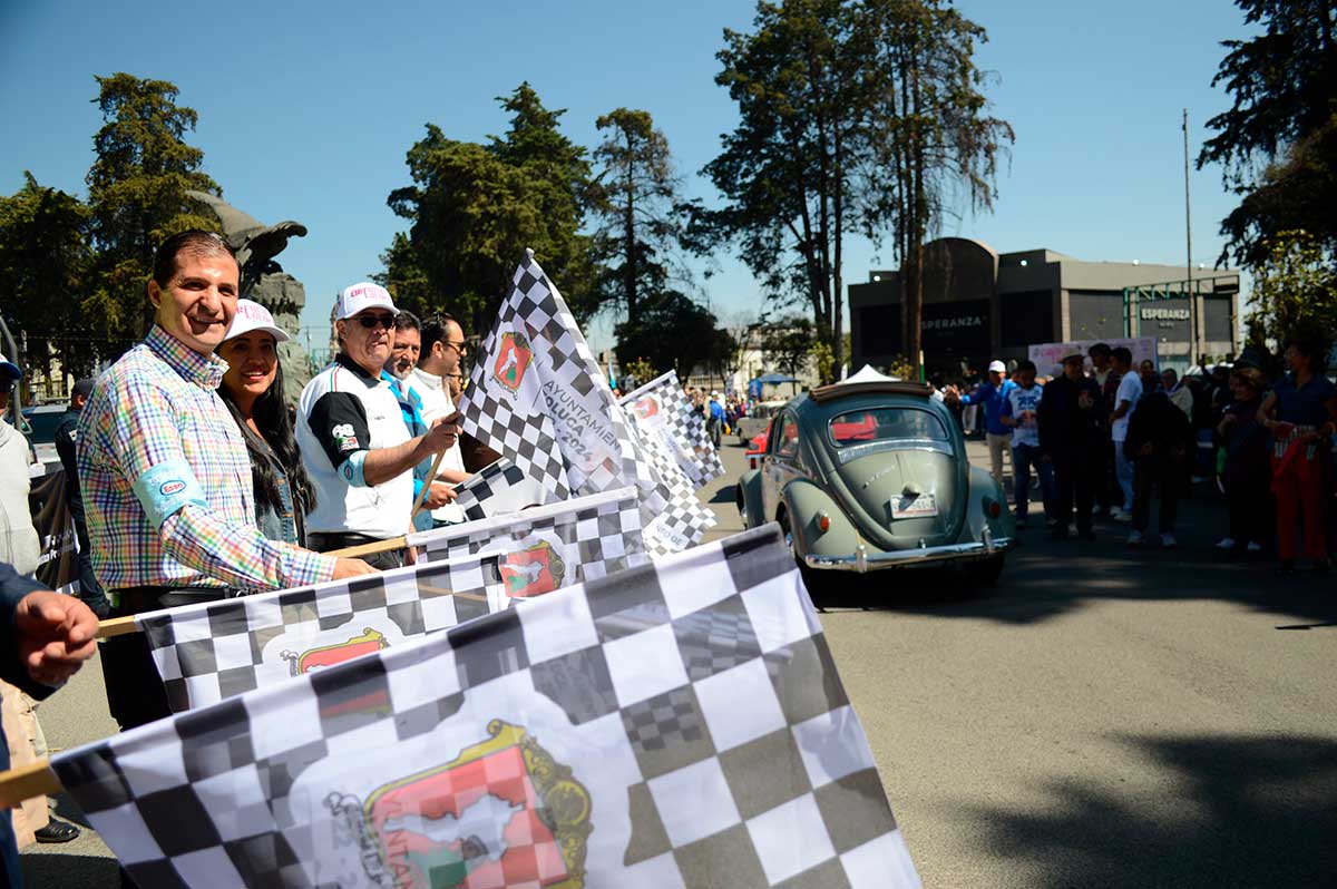 El alcalde de Toluca dando banderazo de salida de la rodada del evento de autos clásicos Circuito Colón Revival.