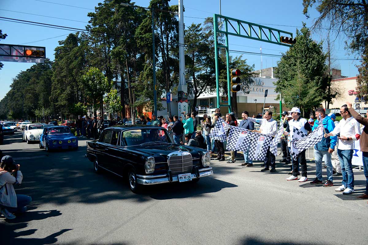 Autos clásicos en la rodada Circuito Colón Revival.