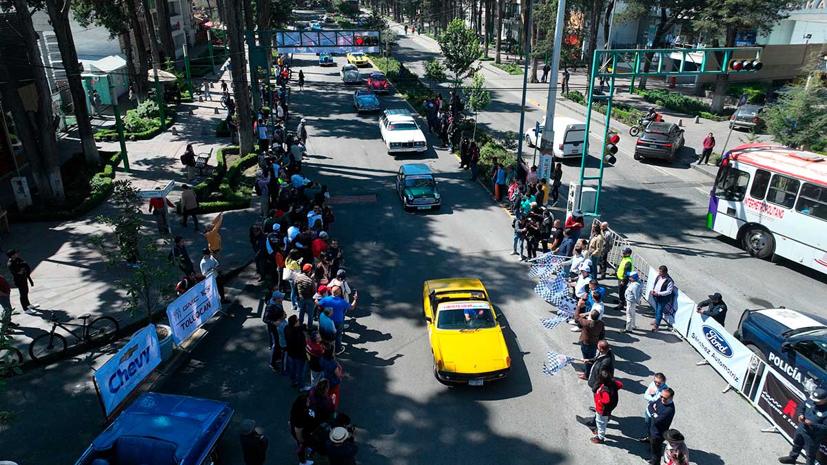 Autos clásicos en la rodada Circuito Colón Revival.