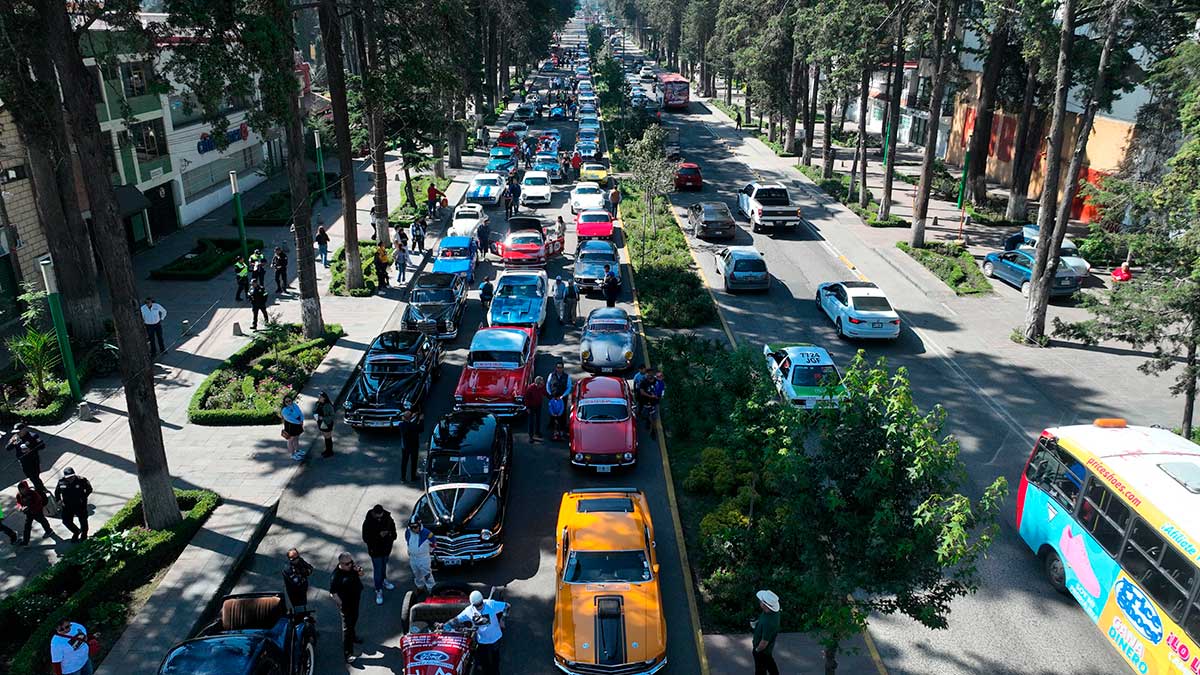 Autos clásicos en la rodada Circuito Colón Revival.