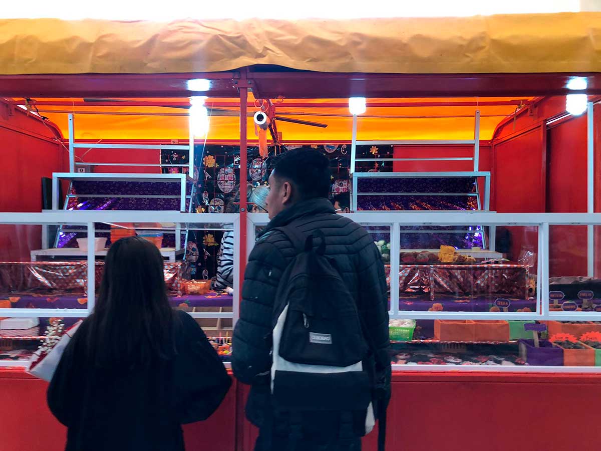 Gente instalando los puestos  en Toluca.