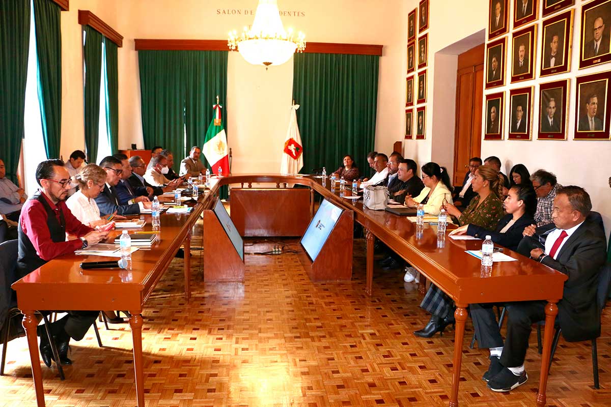 Mesas de trabajo del Ayuntamiento durante la Transición en Toluca.