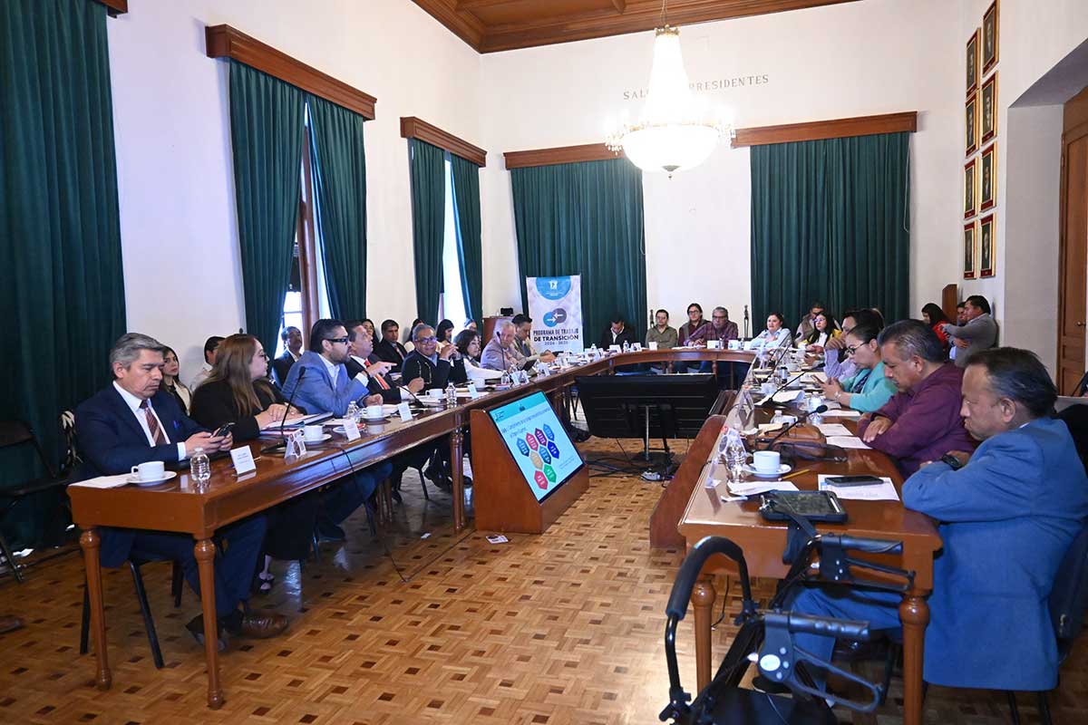 Mesas de trabajo del Ayuntamiento durante la Transición en Toluca.