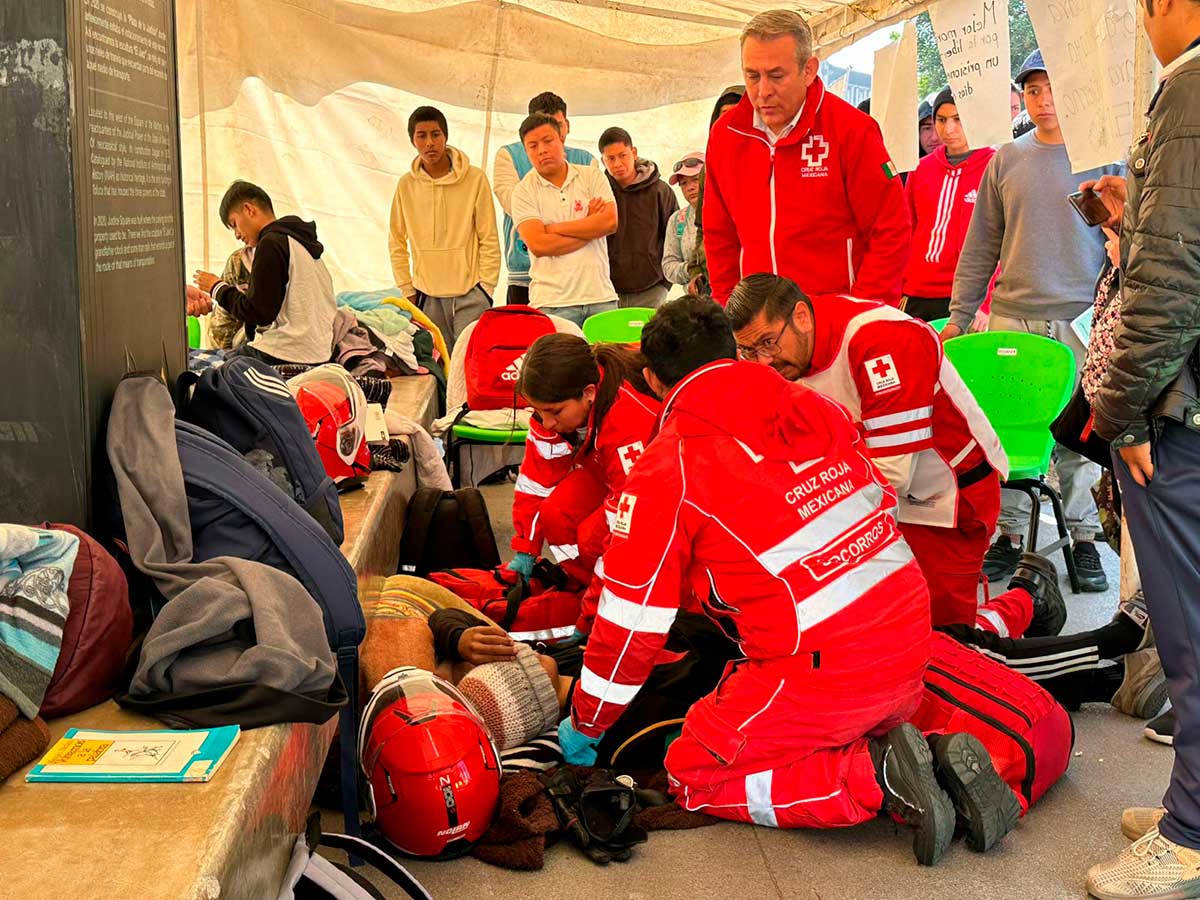 Cruz Roja Toluca Brinda Atención Médica a Normalistas de Tenería en Huelga de Hambre