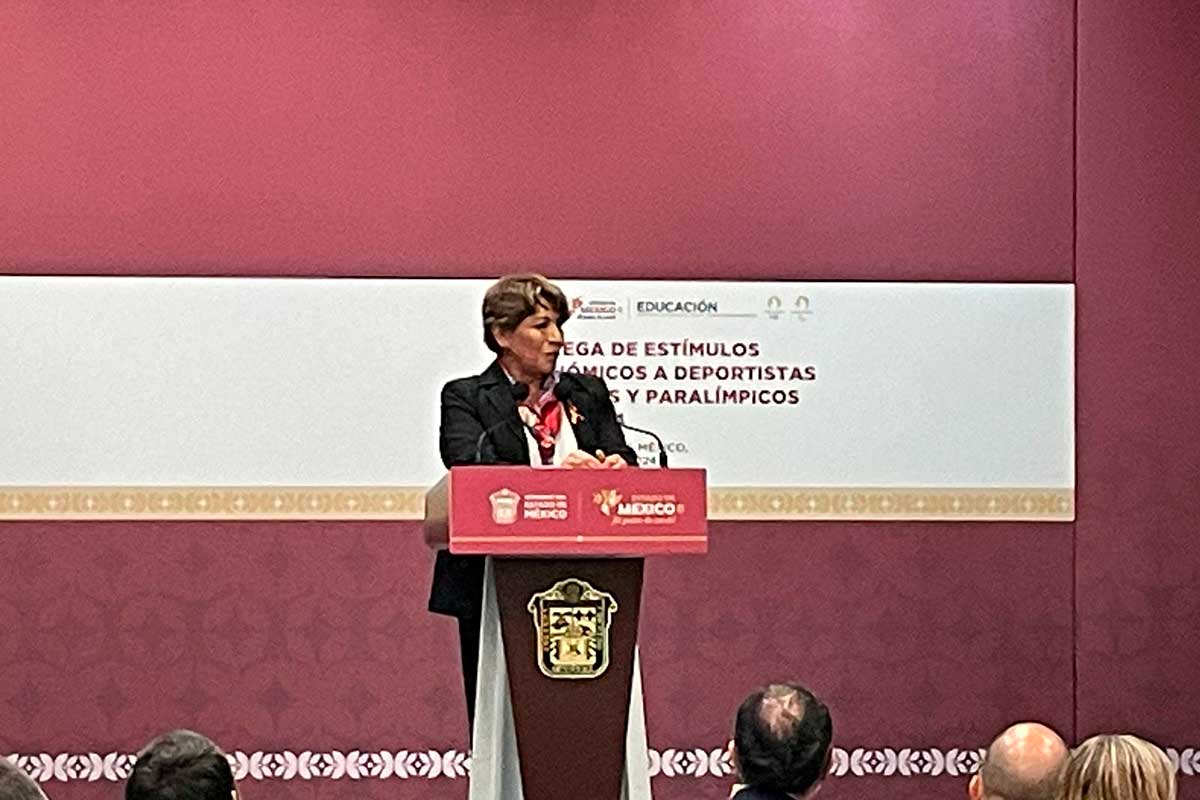 Delfina Gómez entrega de reconocimientos y estímulos económicos a medallistas paralímpicos.