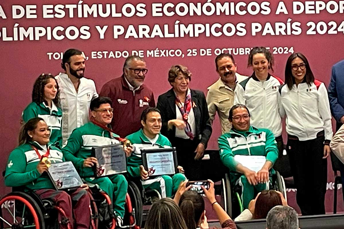 Delfina Gómez entrega de reconocimientos y estímulos económicos a medallistas paralímpicos.