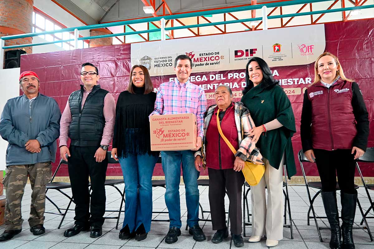 Entrega de apoyos y despensas a familias vulnerables de Toluca por el DIFEM y DIF Toluca.