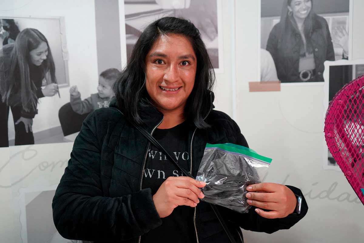 Persona mostrando cabello donado.