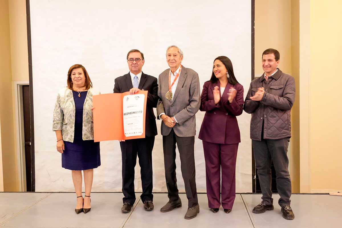 Realizadores del Circuito Colón Reavival dónde se les brinda honores a pilotos históricos del automovilismo de Toluca.