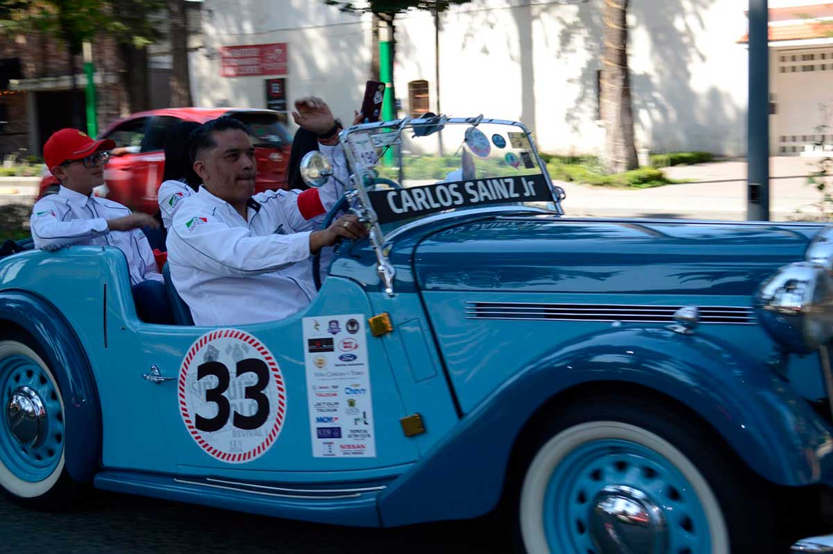 Autos clásicos del evento de automovilismo Circuito Colón Reavival en Toluca.