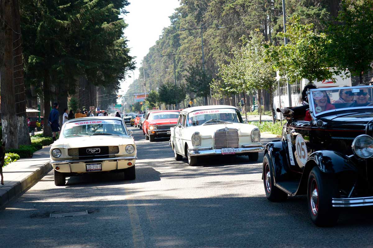 Autos clásicos del evento de automovilismo Circuito Colón Reavival en Toluca.