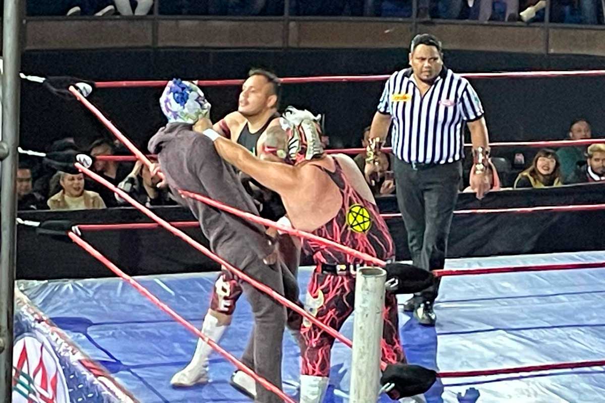 Luchadores de la Triple A en el cuadrilatero en el Downs Ziba.