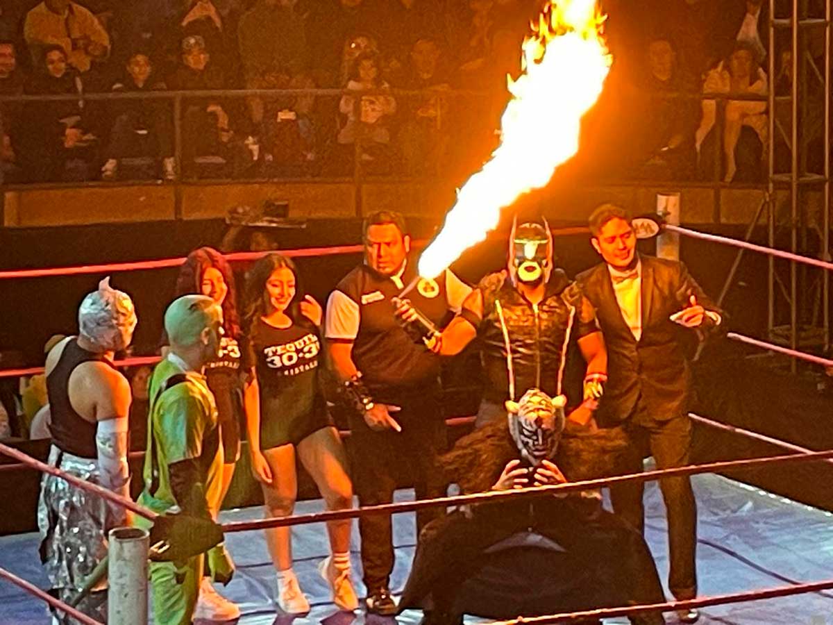 Luchadores de la Triple A en el cuadrilatero en el Downs Ziba.
