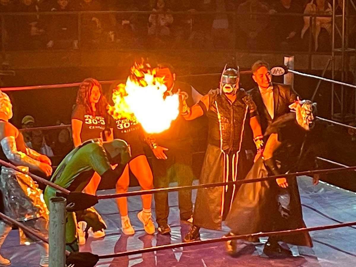 Luchadores de la Triple A en el cuadrilatero en el Downs Ziba.